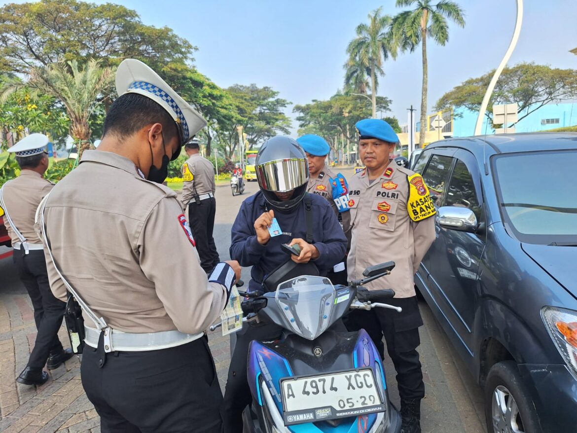 Gunakan HP Saat Berkendara, Belasan Orang Ditilang Satlantas Polresta Tangerang pada Operasi Patuh Maung 2025