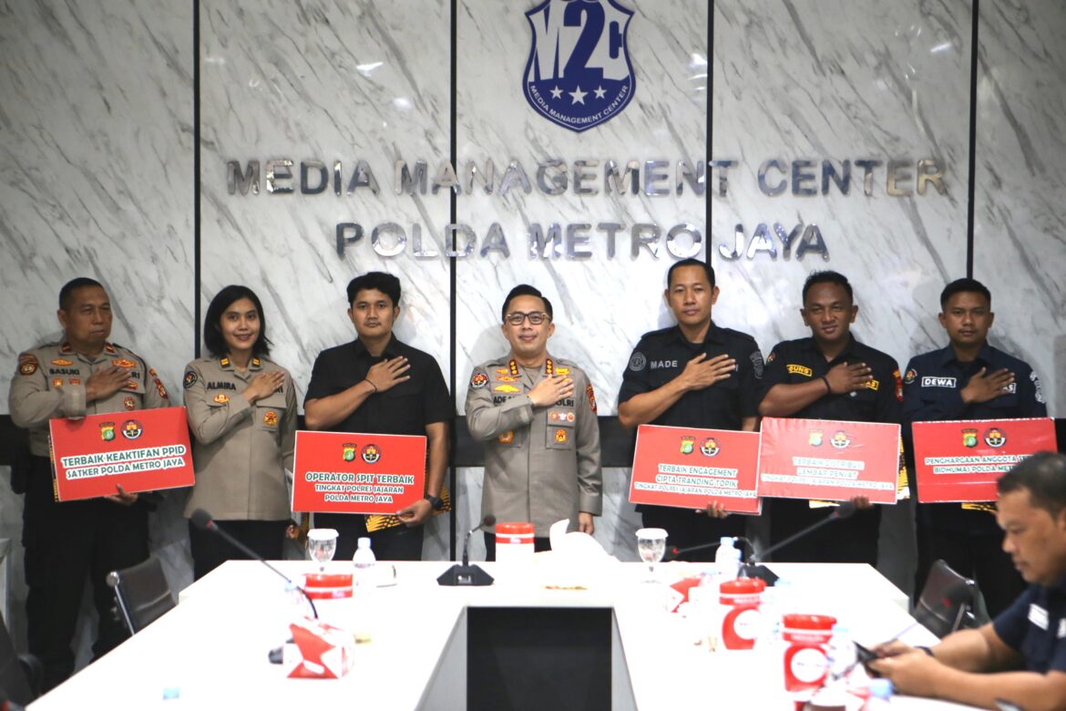 Bidhumas Polda Metro Jaya Gelar Anev Bulanan, Sejumlah Anggota Berprestasi Terima Penghargaan