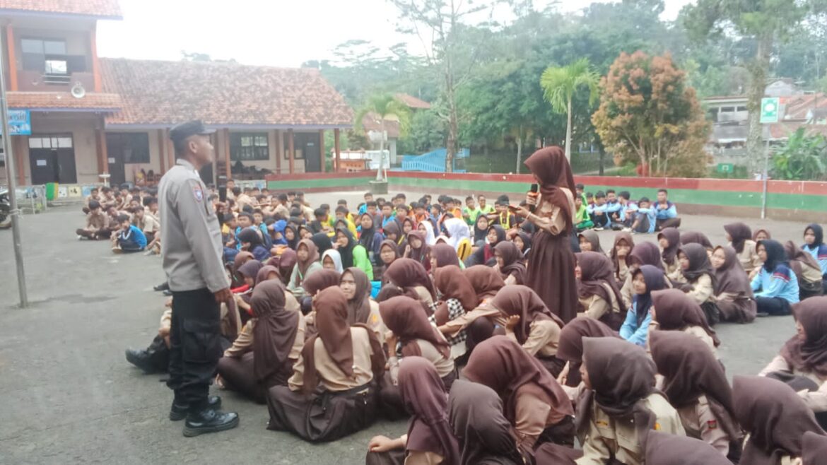 Humanis, Polsek Rajadesa Polres Ciamis Beri Binluh ke Siswa SMPN 1 Rajadesa Saat MPLS