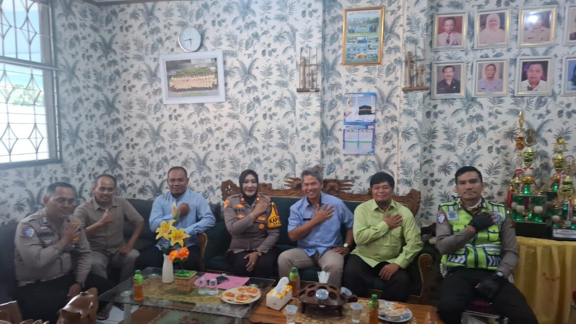 Program Jumat Curhat Kali ini Kapolsek Dramaga Bersama Kepala Sekolah SMPN 1 Dramaga Terkait Penutupan MPLS