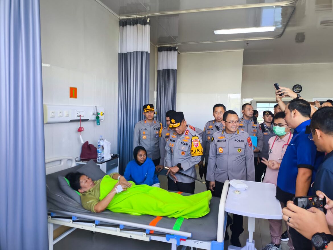 Kapolda Jabar Menjenguk Iyah Sadiah,Seorang Ibu Asal Garut yang Jadi Korban Insiden Pesta Rakyat