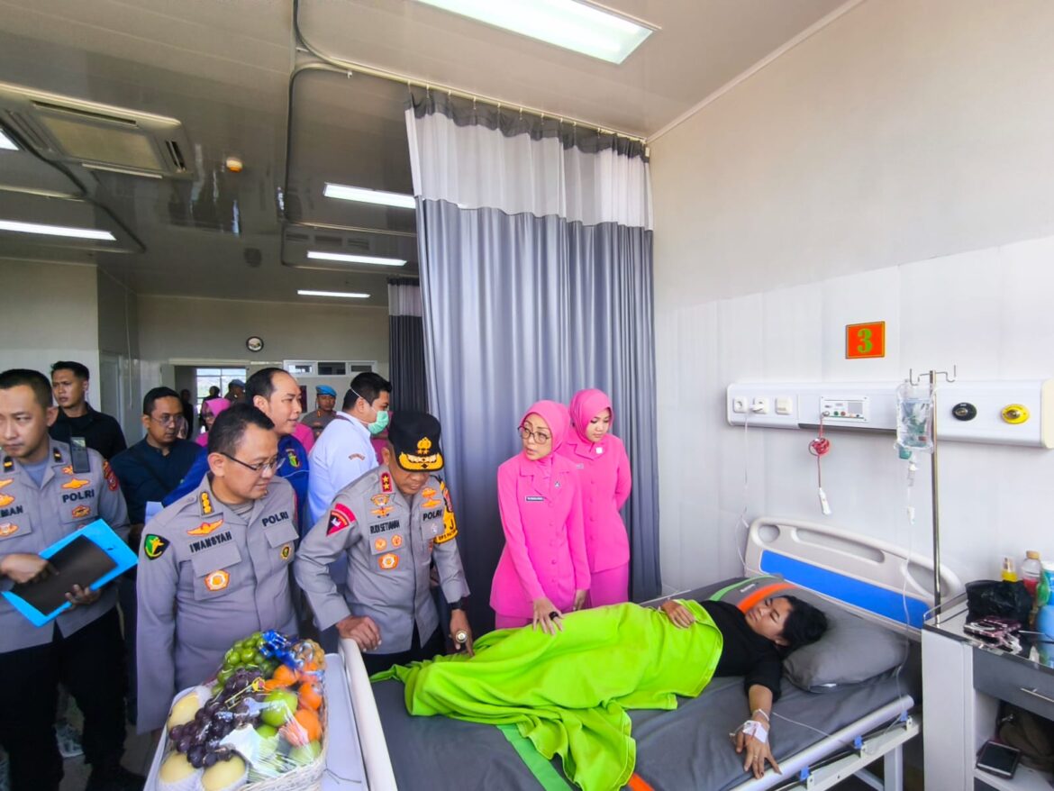 Kapolda Jabar Jenguk Syifa Fauziah, Korban Ricuh dan Terdesak Saat Pesta Rakyat di Garut