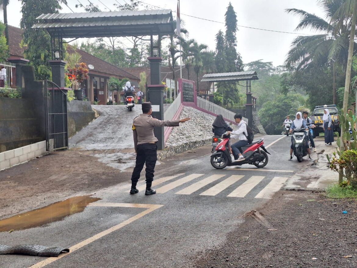 Pelayanan Masyarakat, Polsek Sukadana Polres Ciamis Bantu Anak Menyebrang di Area Sekolah