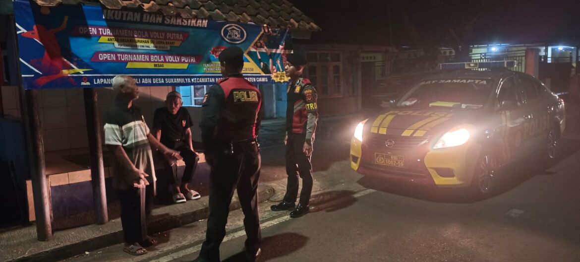 Humanis, Pasukan Roda 4 Polres Ciamis Patroli dan Beri Imbauan ke Warga di Pos Ronda Cisadap