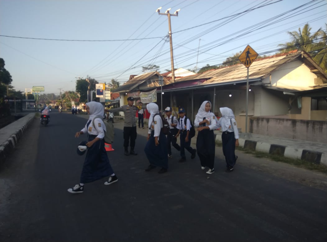 Pengaturan Lalu Lintas Pagi, Polsek Lakbok Polres Ciamis Pelayanan Masyarakat di Depan Sekolah