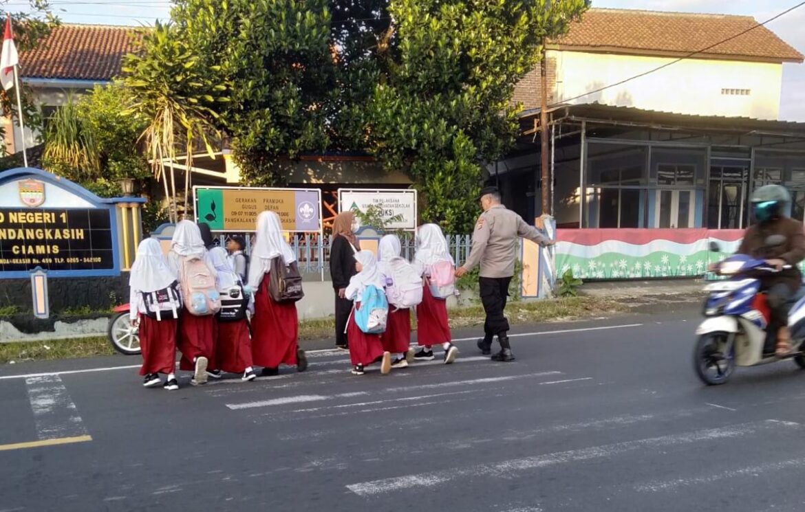 Pelayanan Masyarakat, Anggota Polsek Cikoneng Turun ke Jalan Bantu Orang Menyebrang dan Gatur