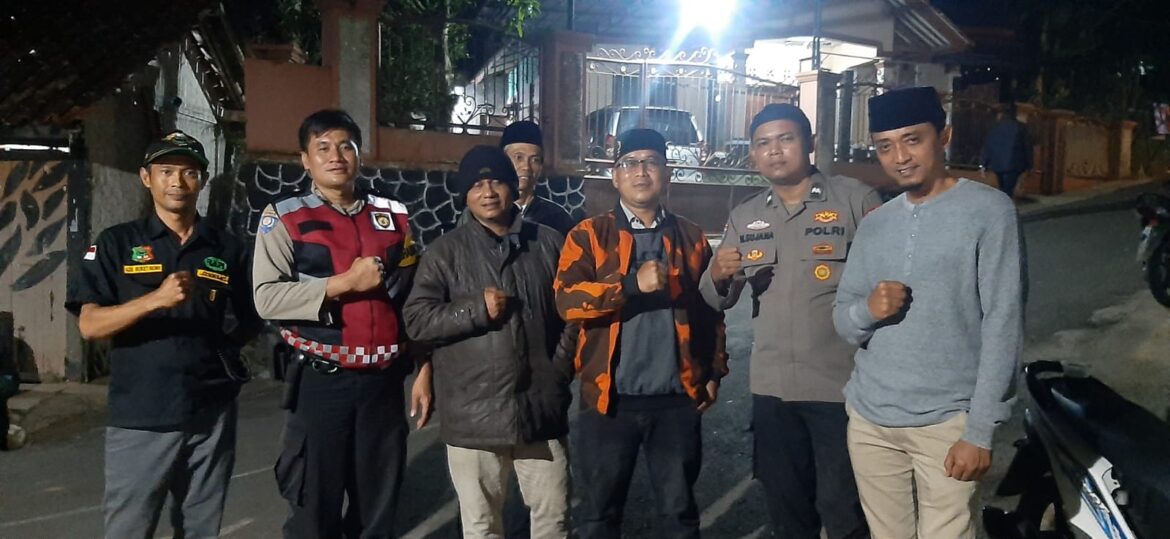 Humanis, Polsek Cipaku Polres Ciamis Patroli Dialogis Beri Kenyamanan Warga Saat Malam Hari