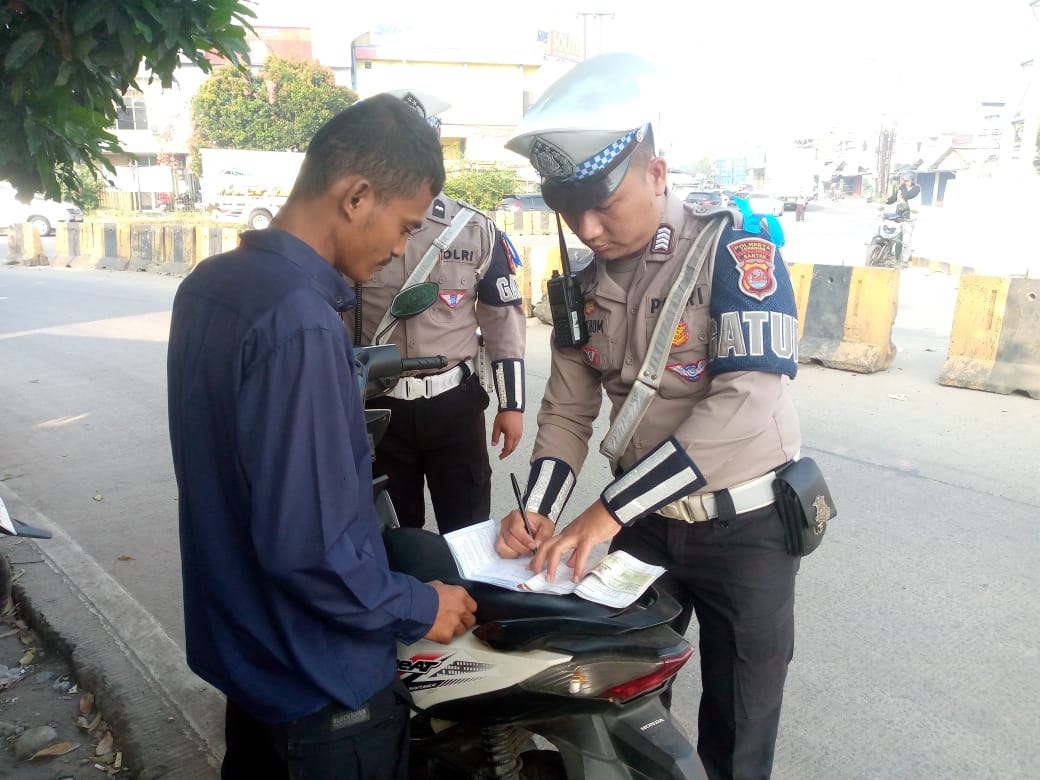 Masih Banyak yang tidak Gunakan Helm SNI, Puluhan Pengendara Terjaring Operasi Patuh Maung Polresta Tangerang