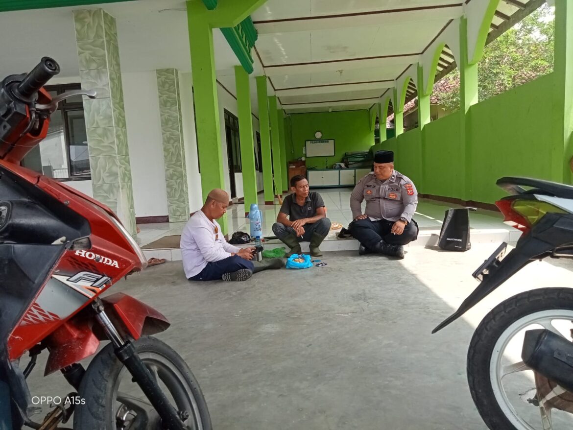 Bhabinkamtibmas Polsek Leuwiliang Sambangi Warga, Sampaikan Imbauan Kamtibmas dan Antisipasi Gangguan Keamanan
