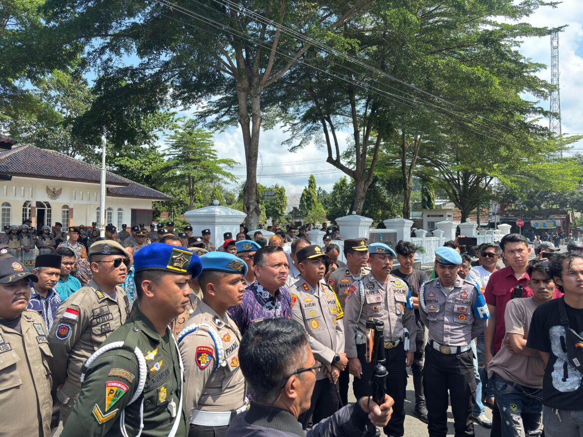 Jebol Gerbang pendopo dan Rusak Mobil Damkar, Amuk Nelayan Pangandaran Mereda di Tangan Kapolres
