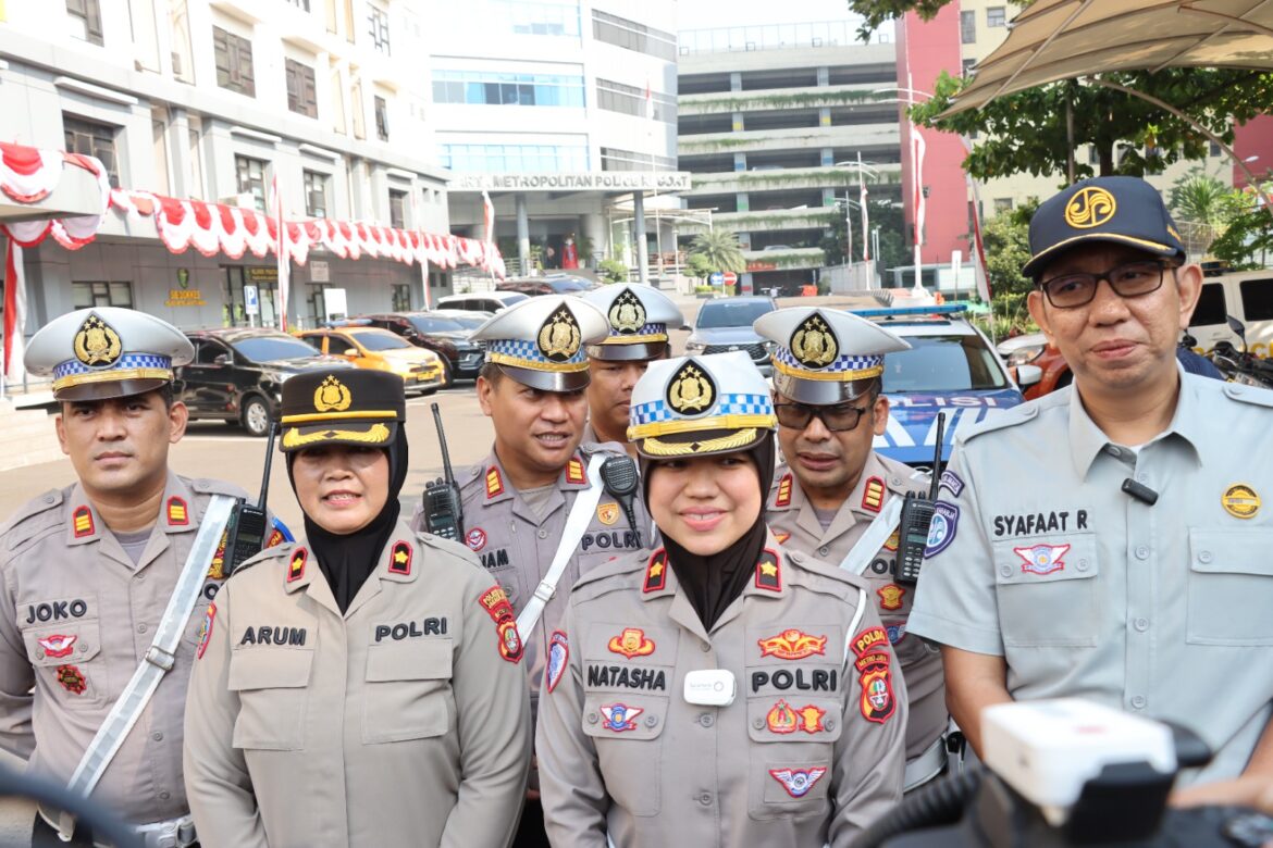 Satlantas Jakbar dan Jasa Raharja Bagikan Helm Gratis untuk Dukung Keselamatan Berlalu Lintas
