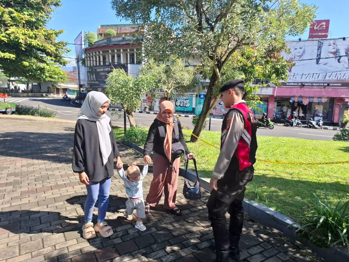 Cipkon Area Publik, Dua Personel Sat Samapta Polres Ciamis Patroli Jalan Kaki di Alun Alun Ciamis