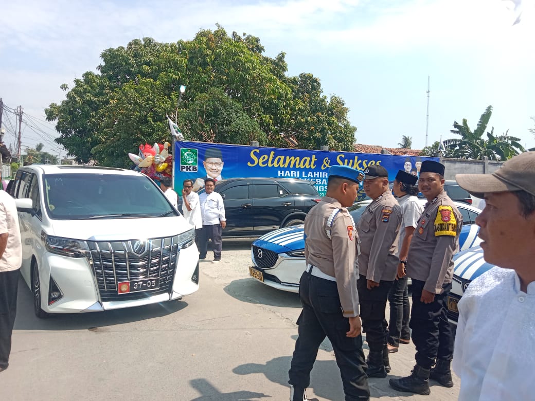 Personel Polsek Kronjo Amankan Kegiatan Bakti Sosial dan Pengobatan Gratis Harlah PKB ke-27 di Desa Tegal Kunir Lor