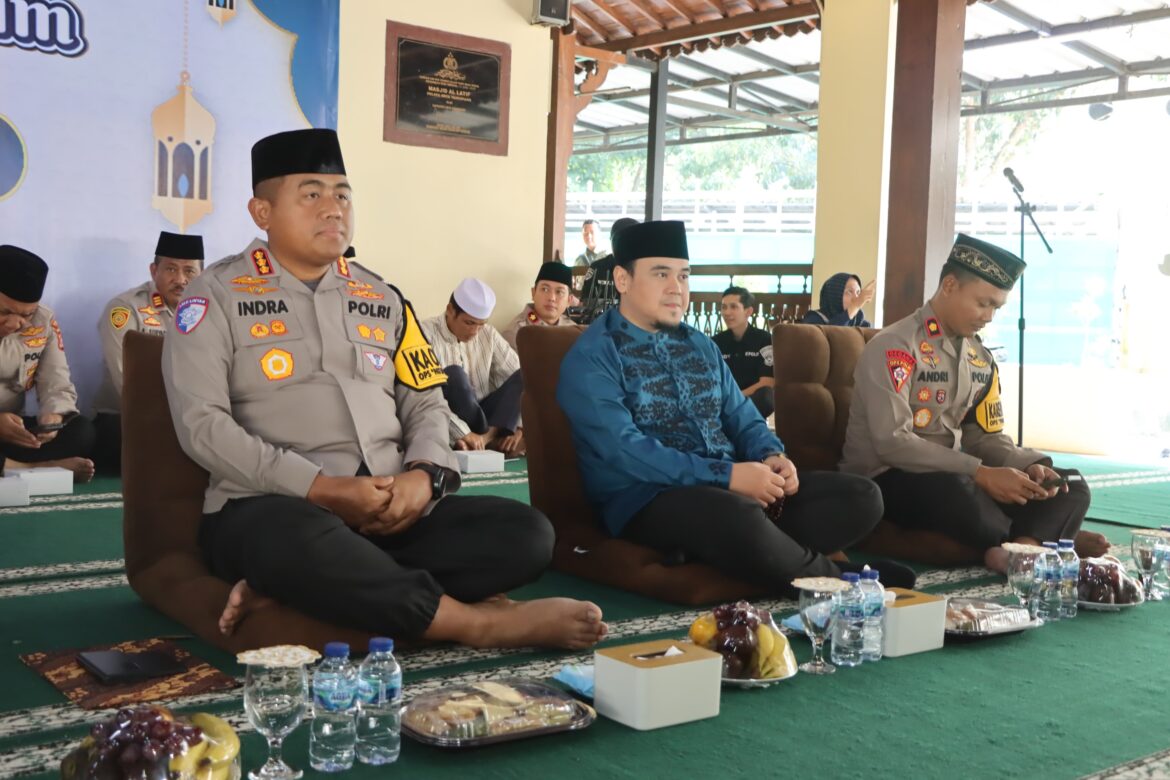 Bareng Ustaz Hilman Fauzi, Polresta Tangerang Gelar Doa Bersama dan Santunan Yatim