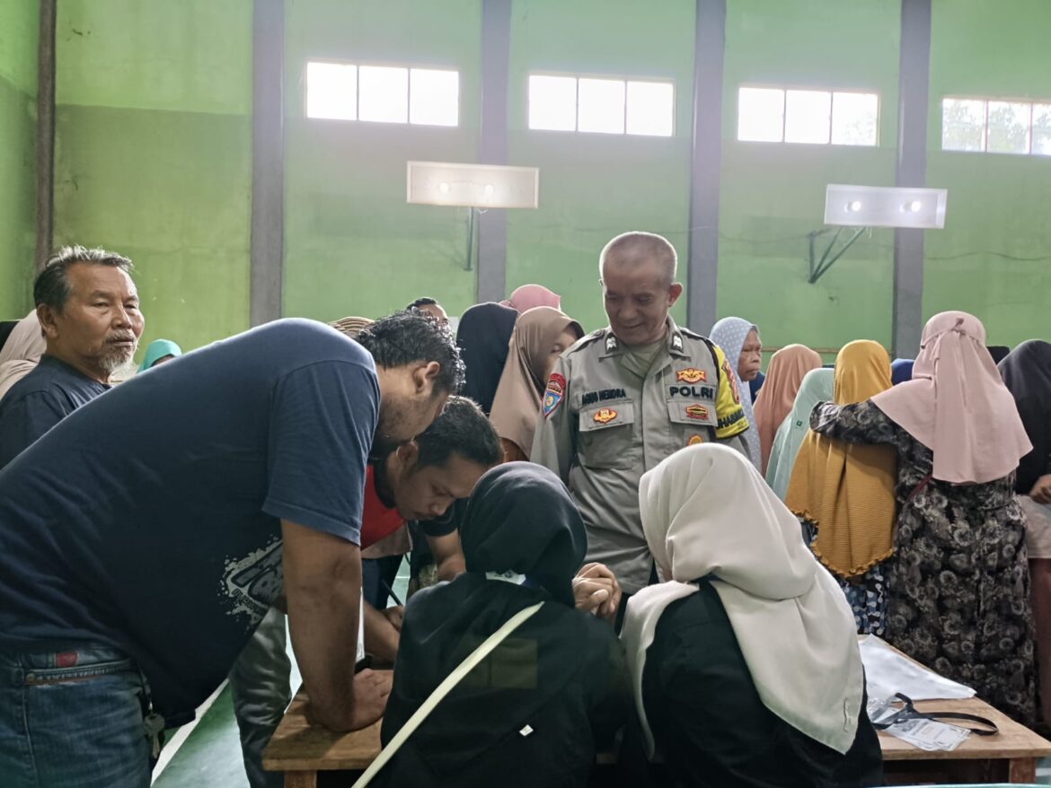 Polsek Cipaku Polres Ciamis Awasi Distribusi Bapanas Beras 10 Kg ke Warga Desa Jalatrang