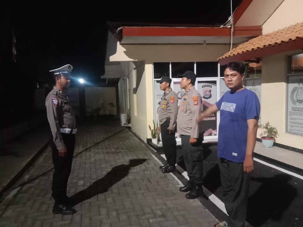Polsek Kronjo Gelar Apel Malam, Tegaskan Komitmen Jaga Keamanan Wilayah