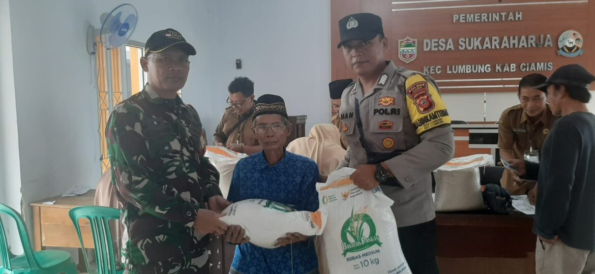 Polsek Kawali Polres Ciamis Awasi Distribusi Bapanas Beras ke Warga Desa Sukaraharja