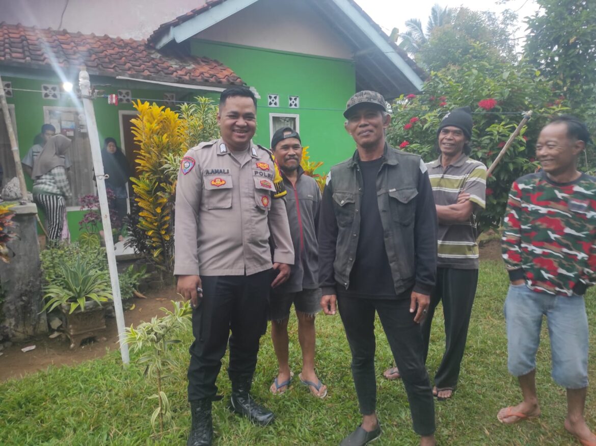 Polsek Kawali Polres Ciamis Awasi Distribusi Bapanas Beras ke Warga Desa Margamulya