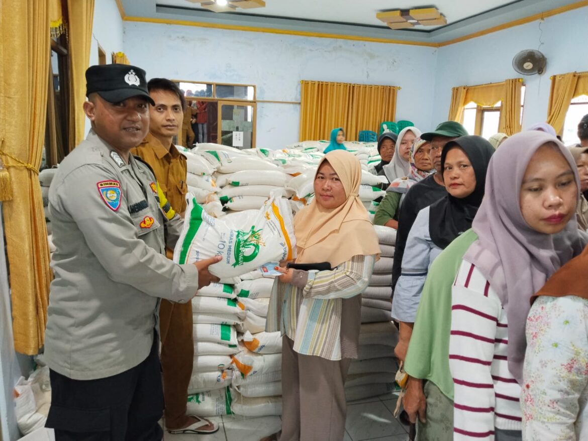 MediaPolsek Kawali Polres Ciamis Awasi Distribusi Bapanas Beras ke Warga Desa Rawa