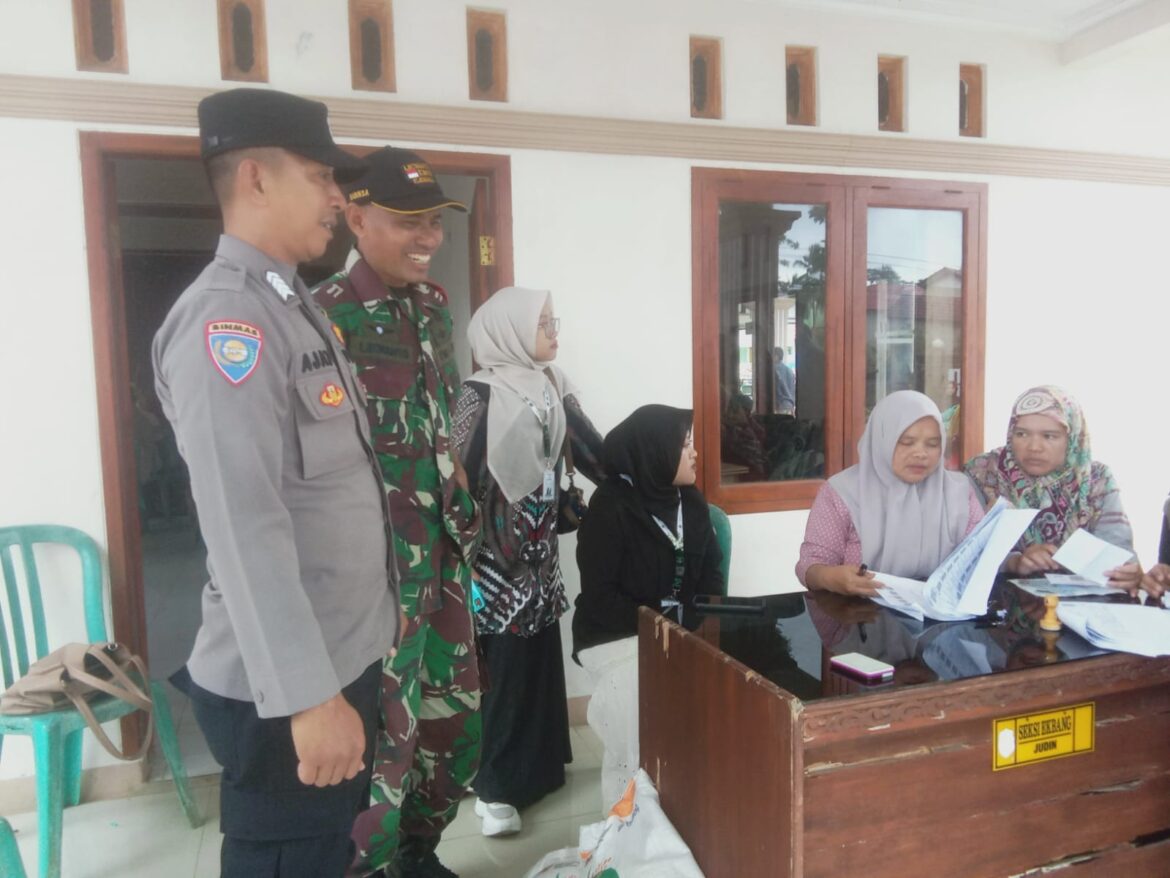 Polsek Kawali Polres Ciamis Awasi Distribusi Bapanas Beras ke Warga Desa Selasari