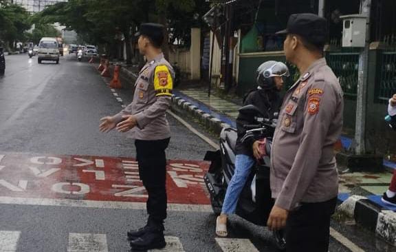 Pelayanan Masyarakat, Polsek Ciamis Turun Bantu Anak Menyebrang di Area SDN 3 Ciamis