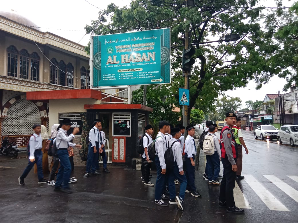 Pelayanan Masyarakat, Polres Ciamis Bersiaga di Daerah Rawan Kemacetan Saat Pagi