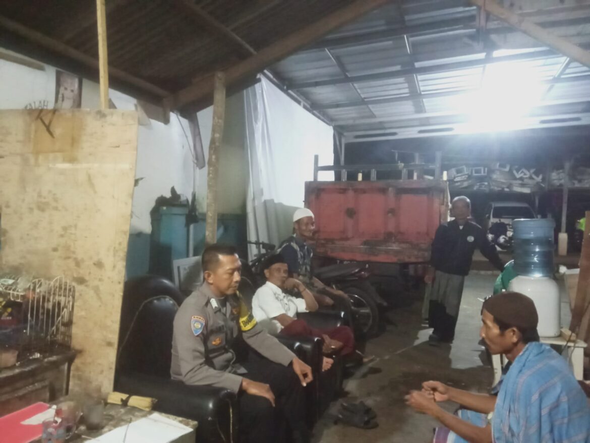 Berikan Rasa Aman, Personel Polsek Kawali Polres Ciamis Patroli Dialogis di Malam Hari