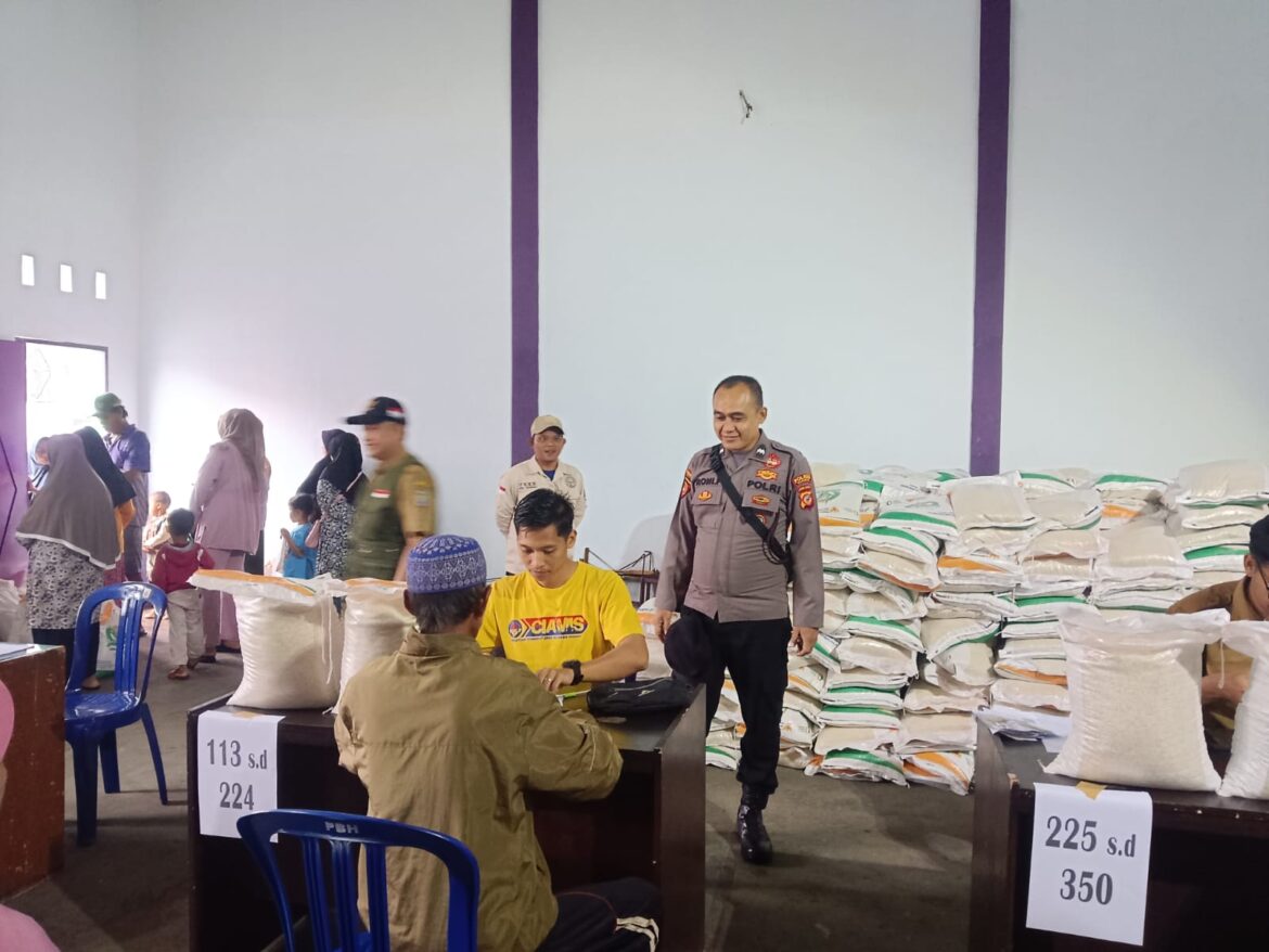 Polsek Kawali Polres Ciamis Awasi Distribusi Bapanas Beras ke Warga Kelurahan Linggapura