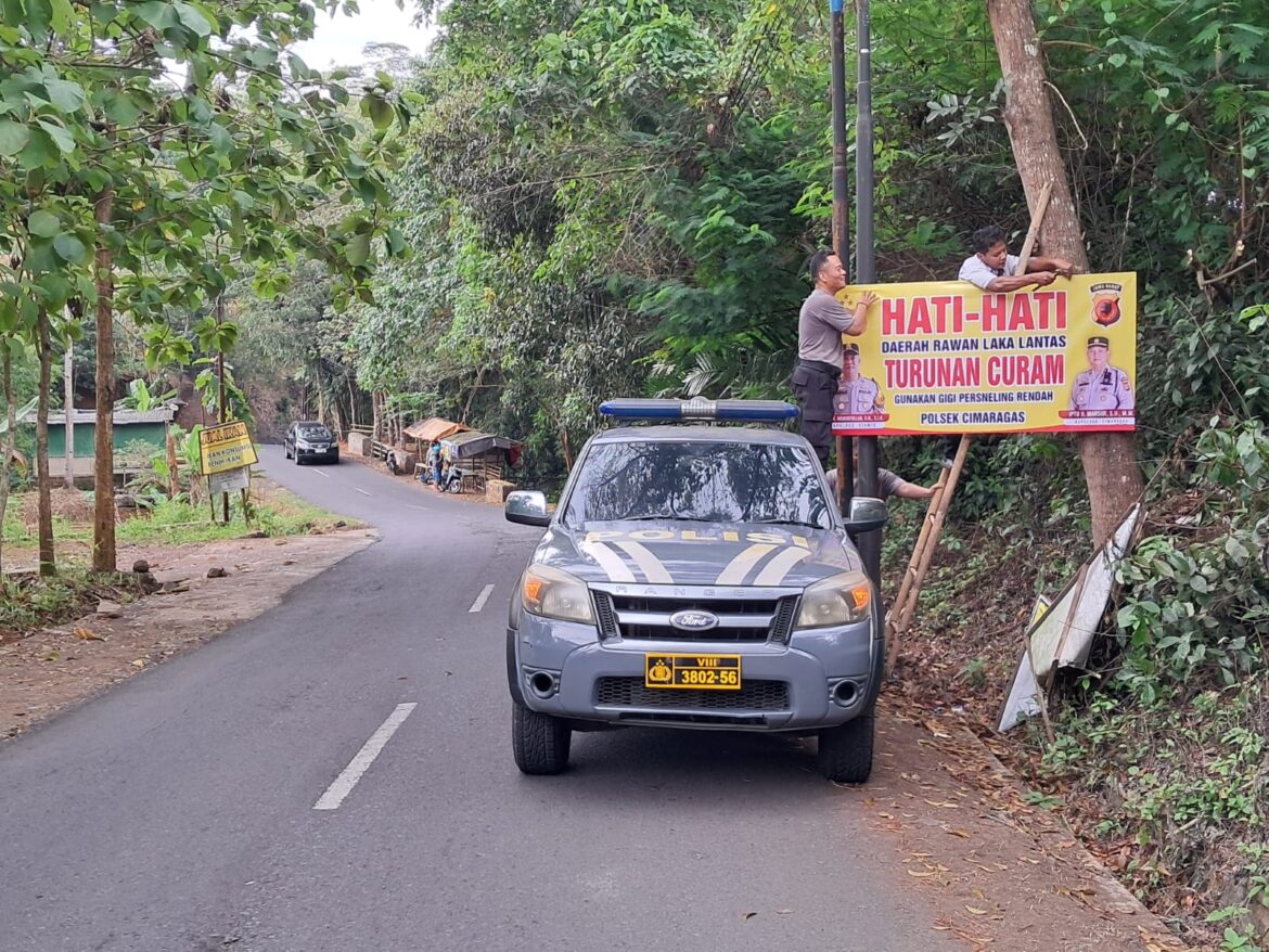 Polsek Cimaragas Pasang Spanduk Himbauan, Tekan Angka Kecelakaan Lalu Lintas