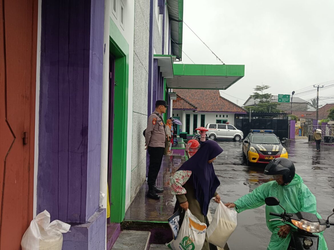 Berikan Rasa Nyaman, Dua Anggota Polsek Kawali Polres Ciamis Patroli Dialogis ke Masyarakat