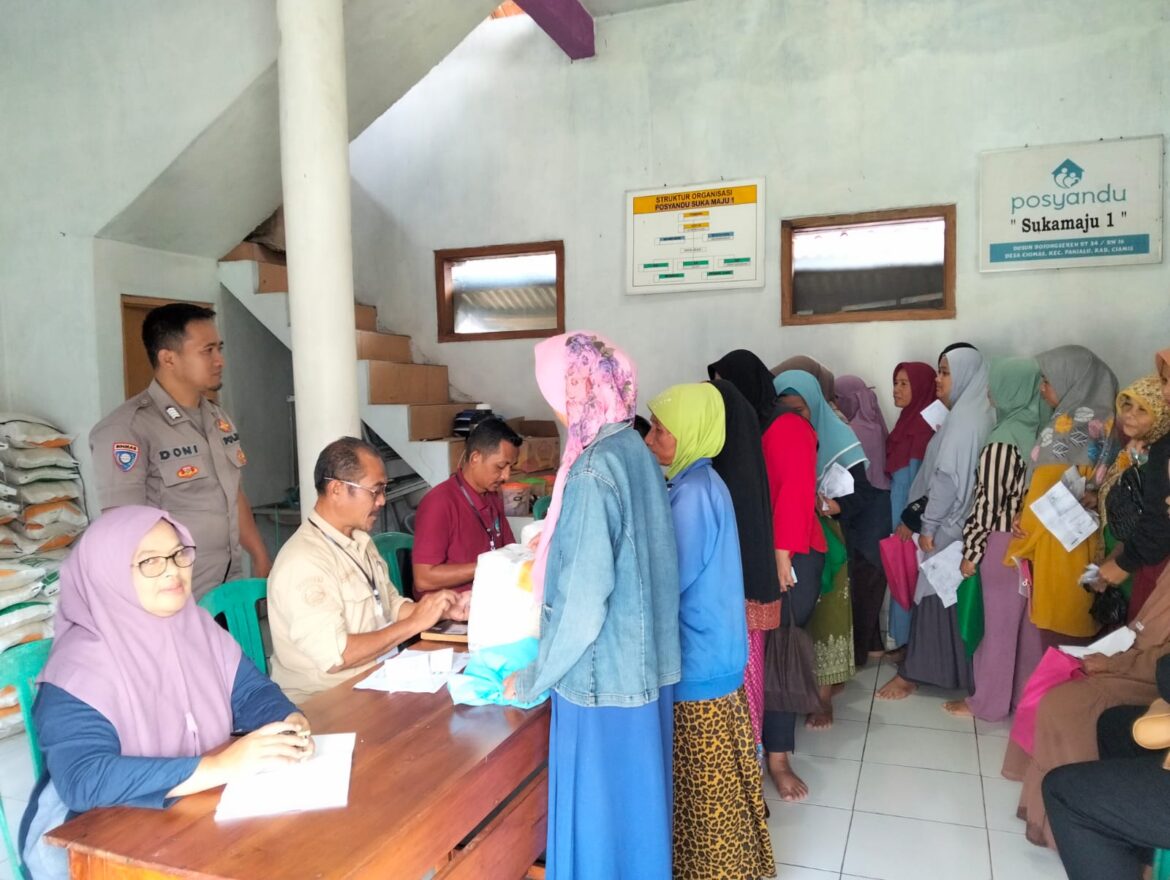 Polsek Panjalu Polres Ciamis Awasi Distribusi Bapanas Beras ke Warga Desa Ciomas