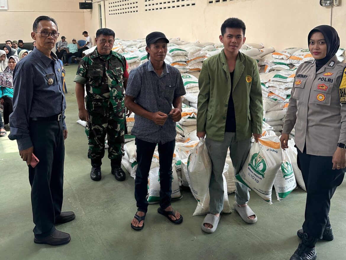 Polsek Ciamis Polres Ciamis Awasi Distribusi Bapanas Beras 10 Kg ke Warga Desa Mekarjadi