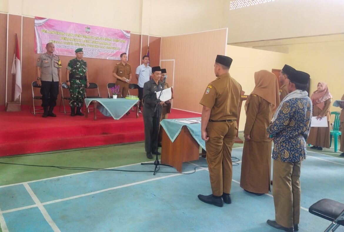 Sinergitas Polri dan Pemerintah, Polsek Cikoneng Hadiri Pelantikan Perangkat Desa Sukamanah
