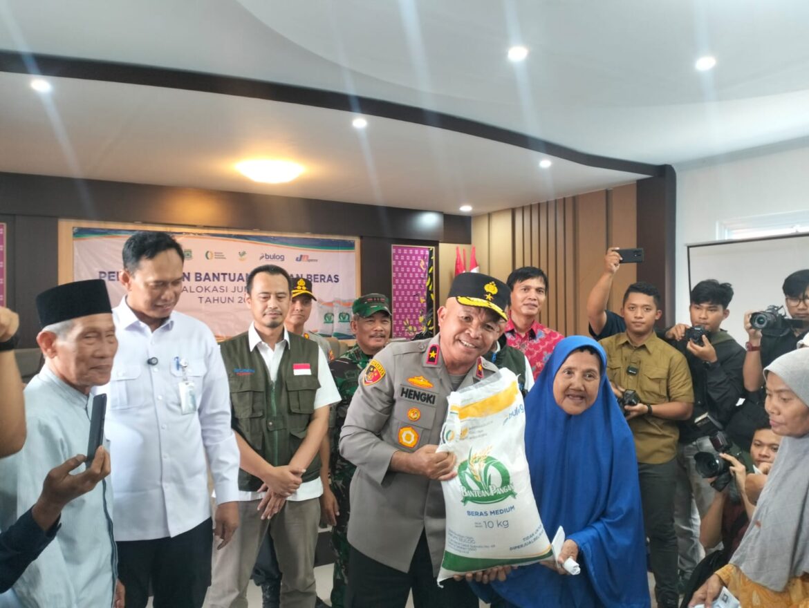 Waka Polda Banten Hadiri Penyaluran Bantuan Beras di Desa Cikupa, Kolaborasi Polri, Bulog, dan Pemerintah Desa