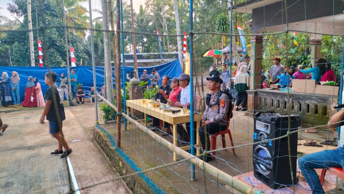 Kawal Semangat HUT RI ke-80, Polsek Pamarican Hadir Jaga Keamanan Turnamen Bola Voli Antar RW di Sidamulih