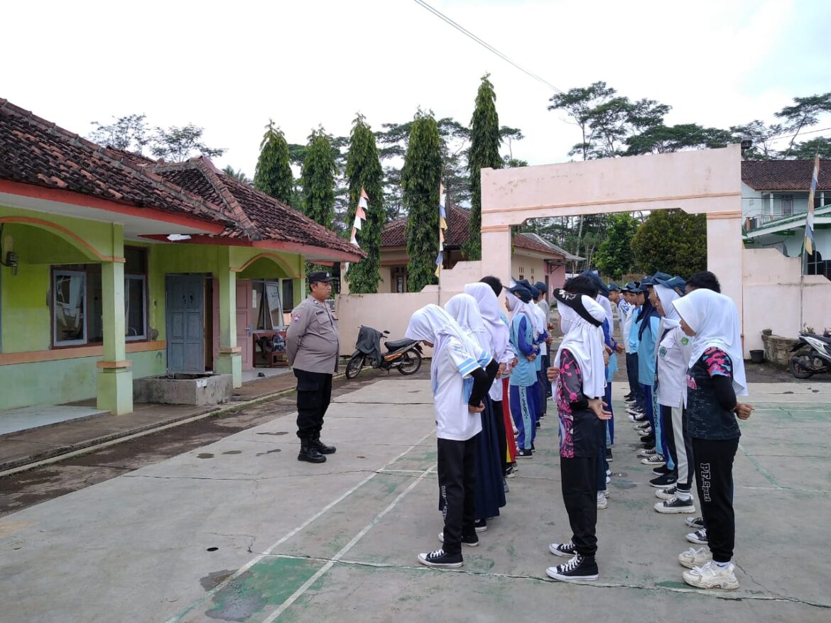 Latihan, Polsek Sukadana Polres Ciamis Beri Motvasi ke Capaska MTS PUI Ciparigi HUT ke-80 RI
