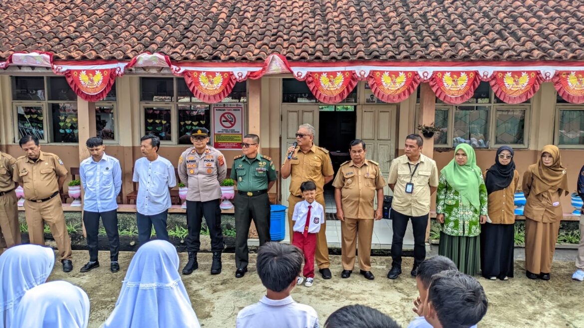 Polsek Cihaurbeuti Polres Ciamis Ikut Pantau Program MBG di SD Negeri 1 Sukahaji