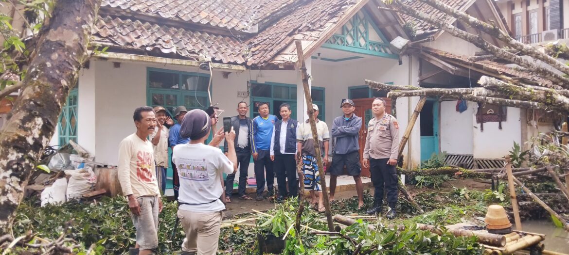 Polri Siaga Bencana, Polsek Cihaurbeuti Polres Ciamis Bantu Evakuasi Pohon Tumbang ke Rumah Warga