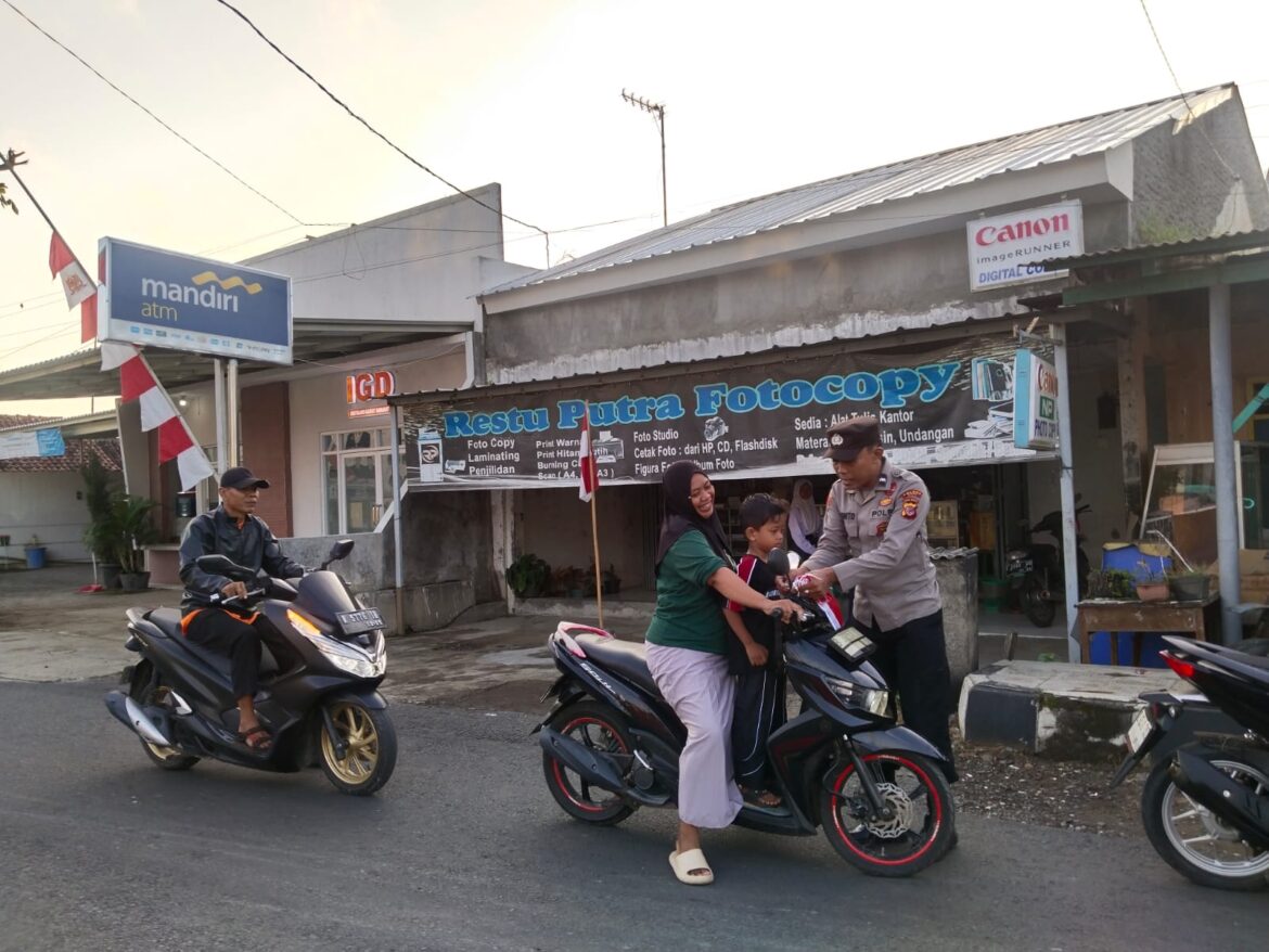 Semangat Kemerdekaan RI, Polsek Lakbok Keliling Pasang Bendera Merah Putih