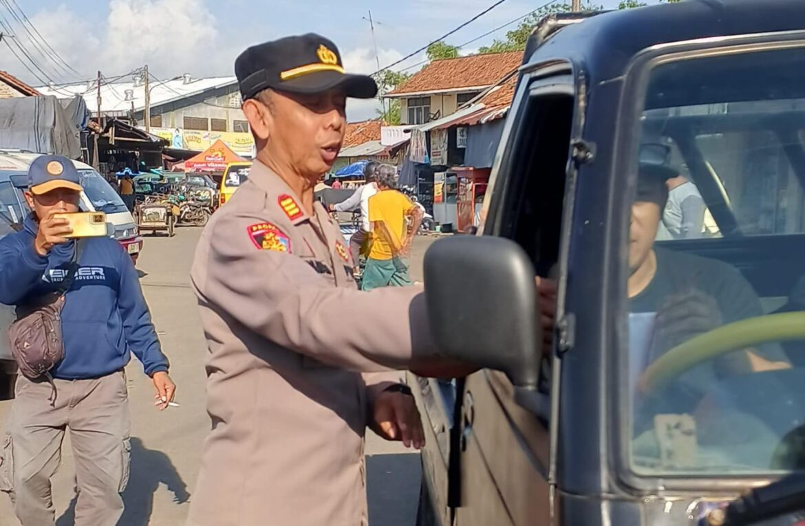 Semangat Kemerdekaan RI, Polsek Banjarsari Pasang Bendera Merah Putih di Area Publik