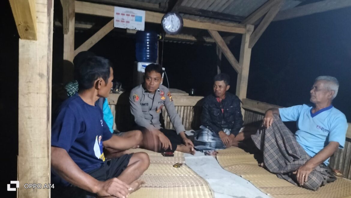 Perkuat Sinergitas, Polsek Lakbok Polres Ciamis Beri Binluh ke Warga Sukamaju Saat Malam Hari