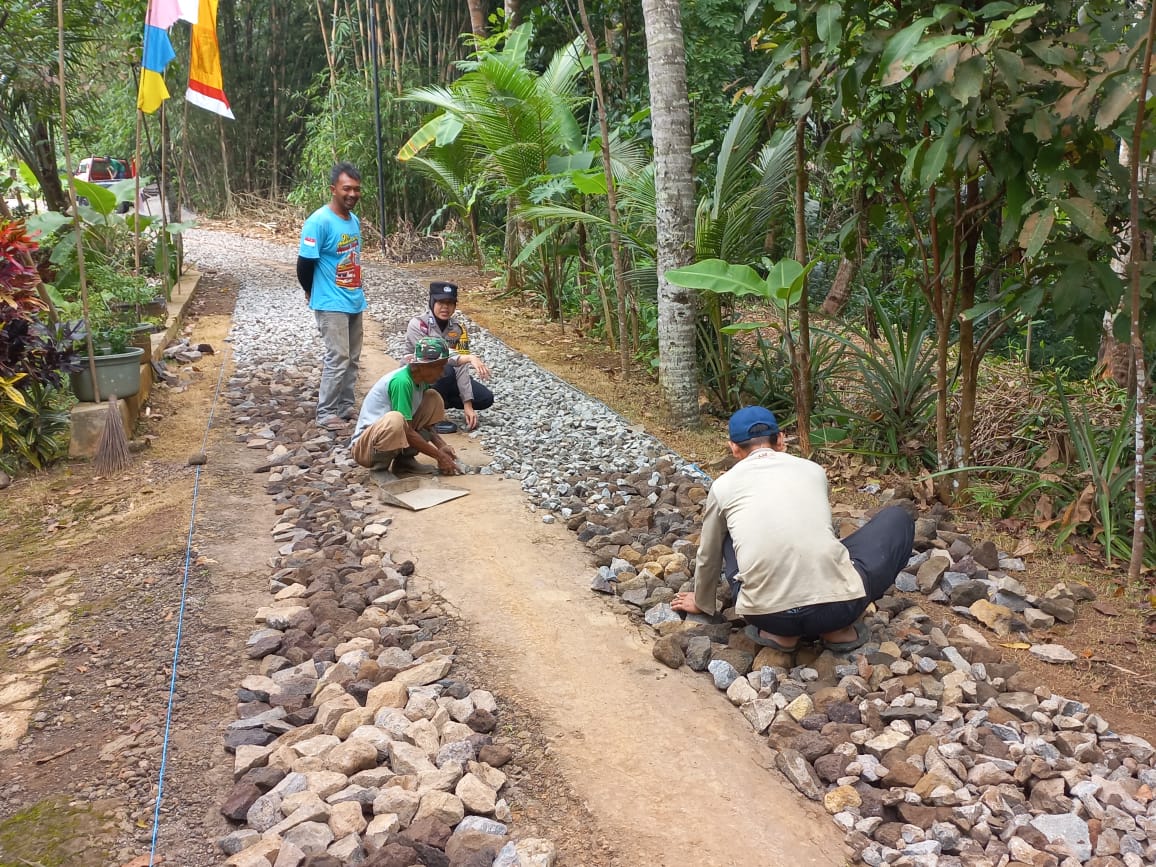 Polsek Ciamis Kawal Proses Rehabilitasi Jalan Usaha Tani di Desa Pusakanagara