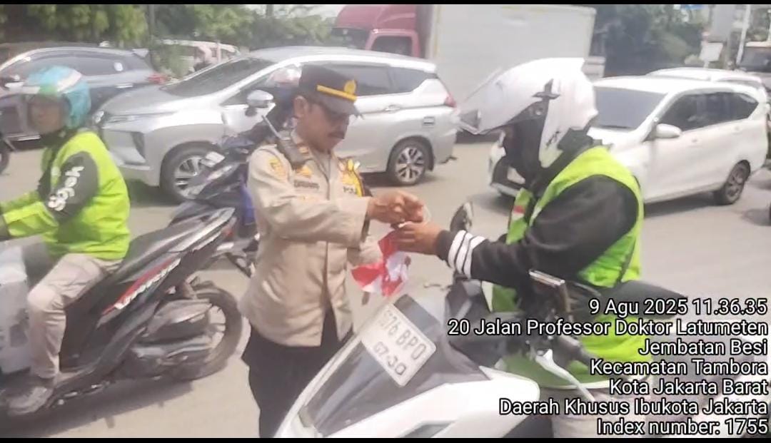 Kapolsubsektor Jembatan Besi Ajak Warga Kibarkan Merah Putih di Kendaraan