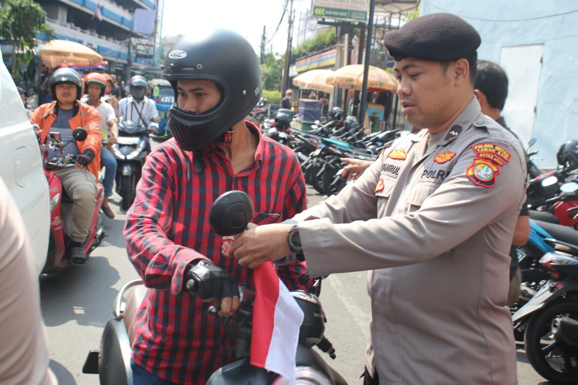 Polsek Metro Tamansari Bagikan 150 Bendera di 3 Lokasi di Wilayah Tamansari jakarta barat