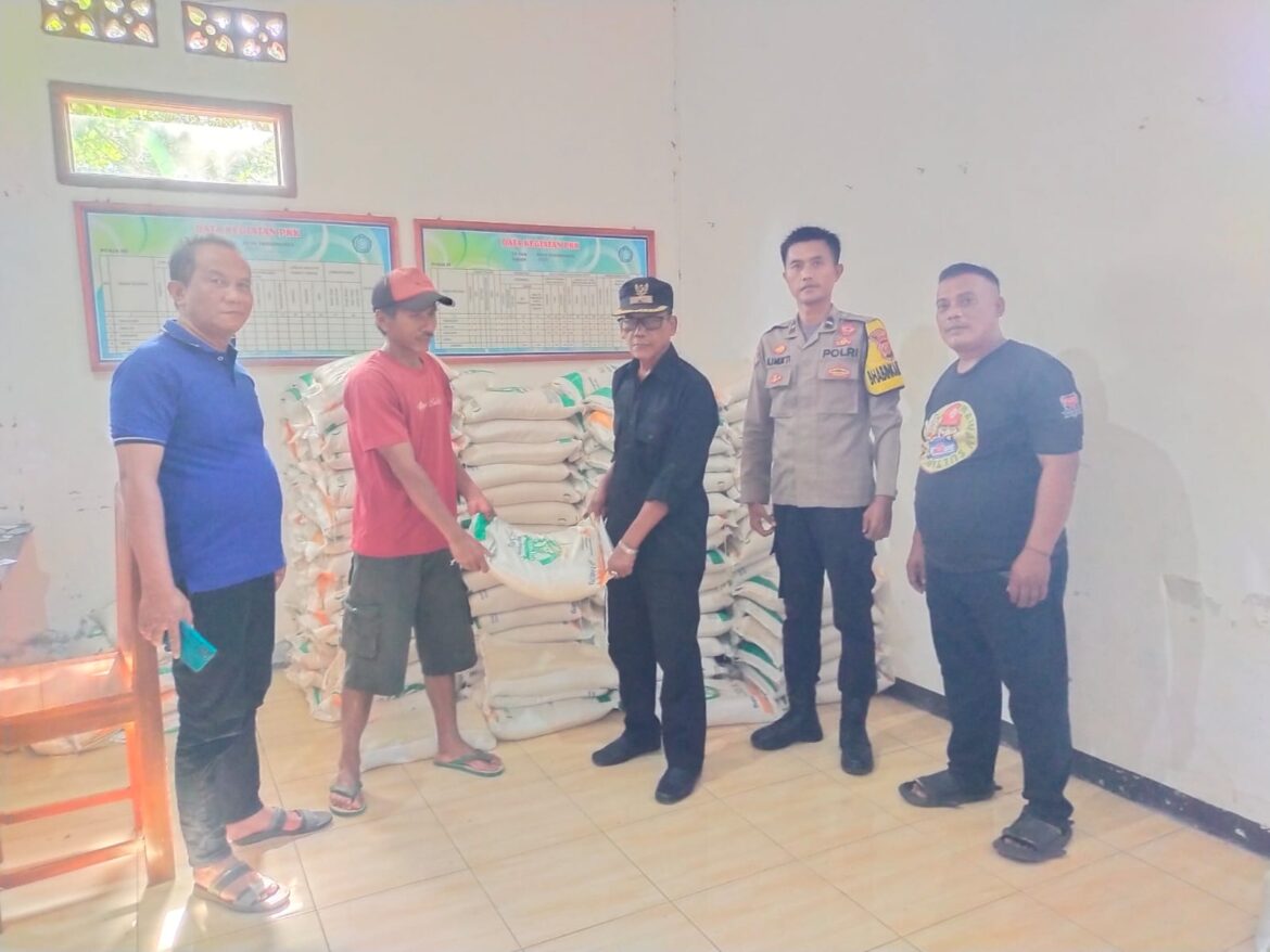 Polsek Cisaga Polres Ciamis Awasi Distribusi Bapanas Beras ke Warga Desa Tanjungjaya