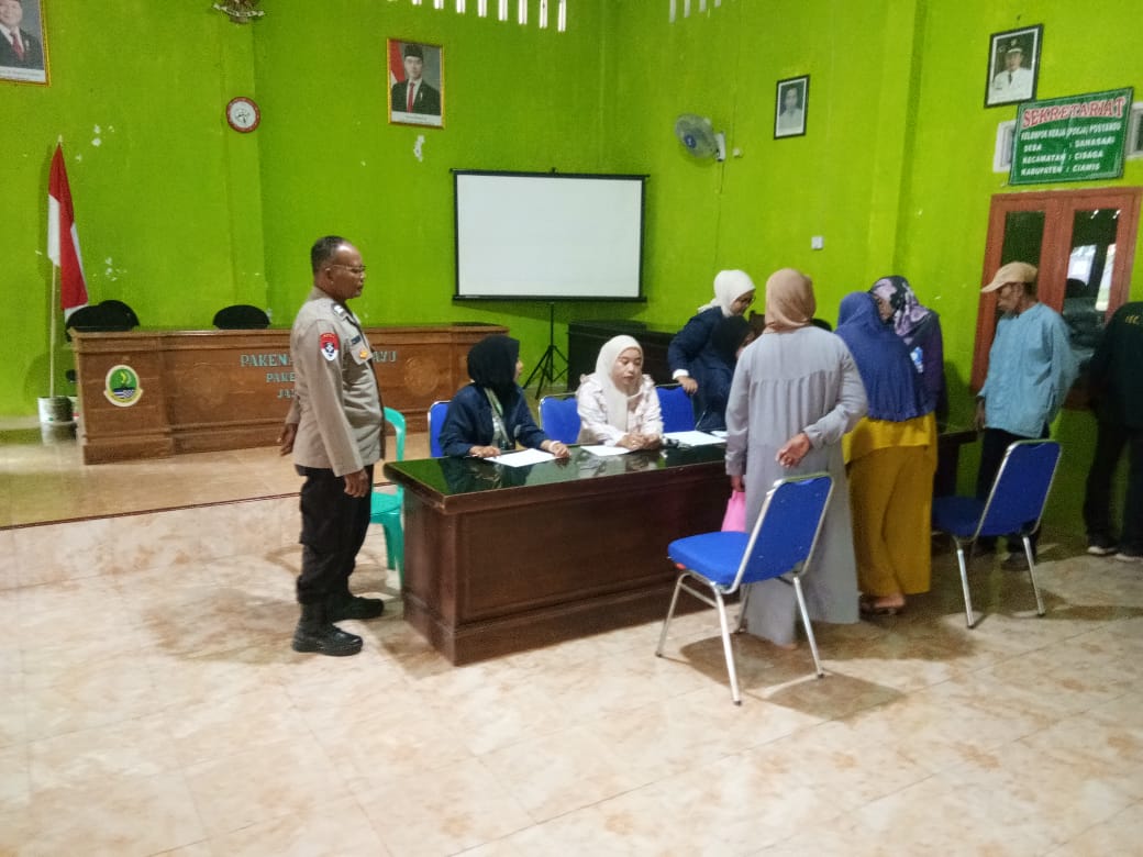 Polsek Cisaga Polres Ciamis Awasi Distribusi Bapanas Beras ke Warga Desa Danasari