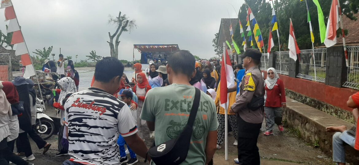 Polsek Kawali Polres Ciamis Monitoring Jalan Santai Peringatan HUT ke-80 RI di Sukaraharja