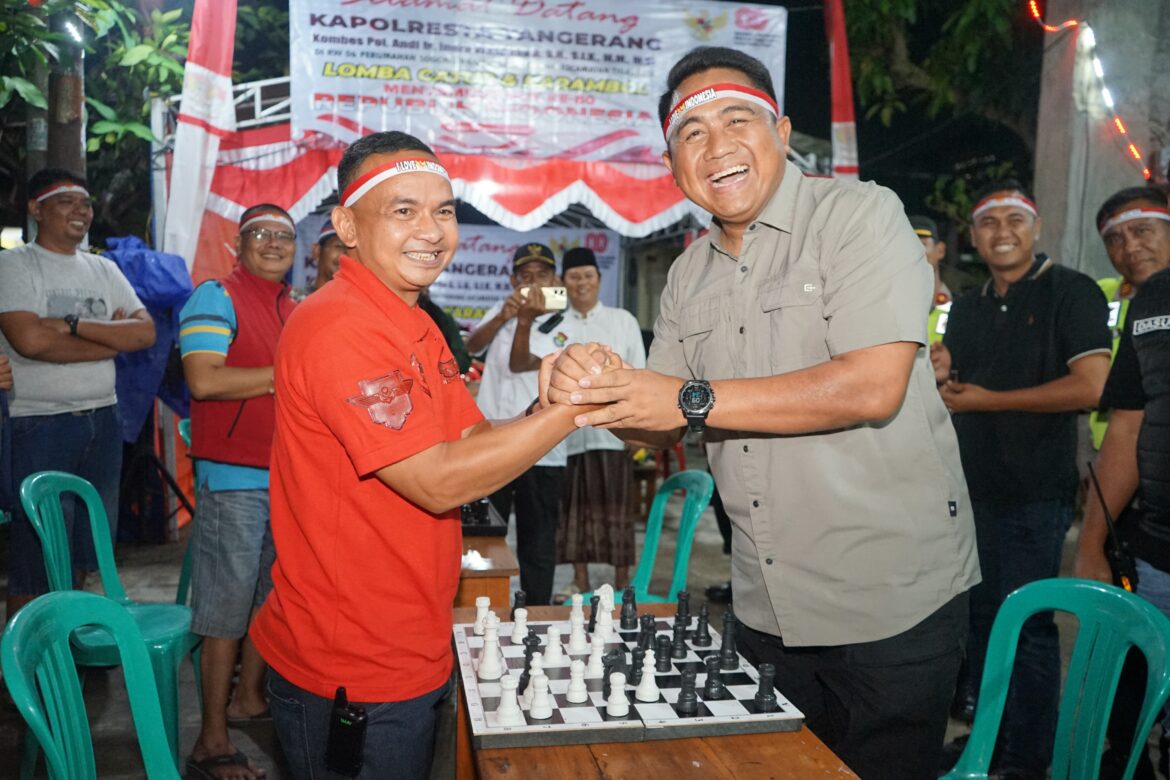 Ngariung Bareng Warga, Kapolresta Tangerang ‘Tumbangkan’ Ketua RW dalam Duel Panas Catur
