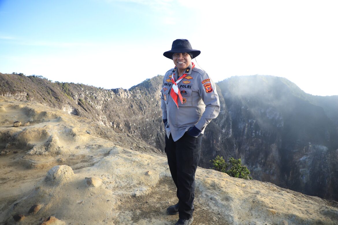 Brigjend Rhinto Pejabat Polda Jabar Tercatat Pemecah Rekor Tertua Naik Gunung Se Indonesia
