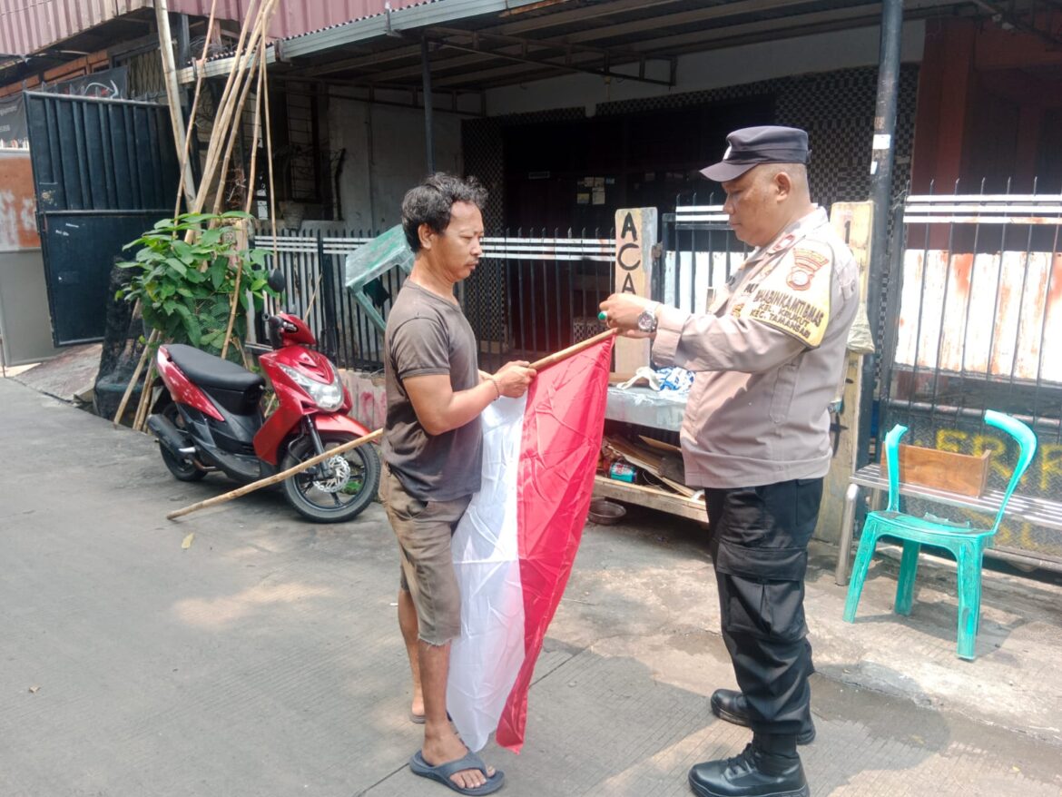 Polsek Metro Tamansari Polres Metro Jakarta Barat Gelar Pembagian dan Pemasangan Bendera Merah Putih dalam Rangka HUT Republik Indonesia ke-80